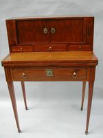   Bonheur du jour marqueté, estampillé de Fidelys SCHEY, Maître 1777. Epoque Louis XVI.