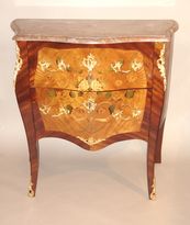 Commode sauteuse style Louis XV marqueterie Florale