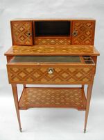 Bonheur du jour en marqueterie estampillé B.Chaumond, Me en 1767). Epoque Louis XVI.