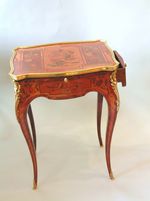 Table de salon en marqueterie aux attributs de la musique attribué à Beurdeley, circa 1880. 