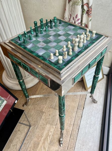 Table Russe Jeu D'Echecs En Argent, Malachite Et Pierres Ornementales
