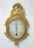 Baromètre oval, bois sculpté et doré aux attributs de la musique. Vers 1780.