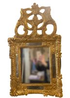 Petit miroir à parclose en bois sculpté et doré, France milieu du XVIIIe siècle.