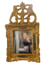 Petit miroir en bois sculpté et doré